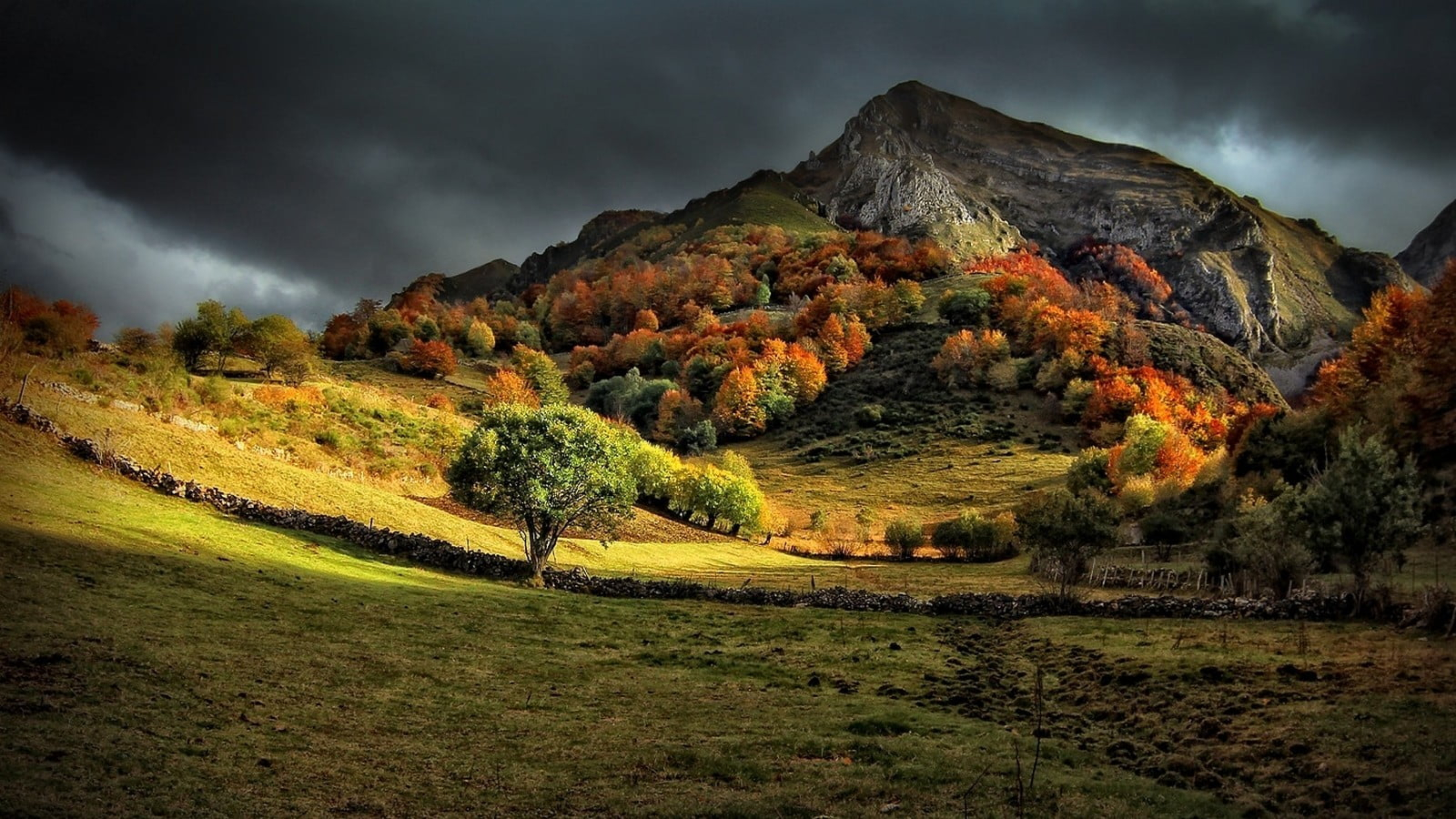 Невероятная осень. Астурия, Испания осень. Необычные пейзажи. Пейзаж осени. Природный ландшафт.