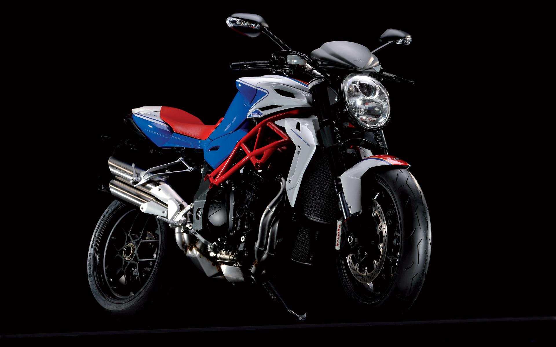 мотоцикл, припаркованный в темной комнате