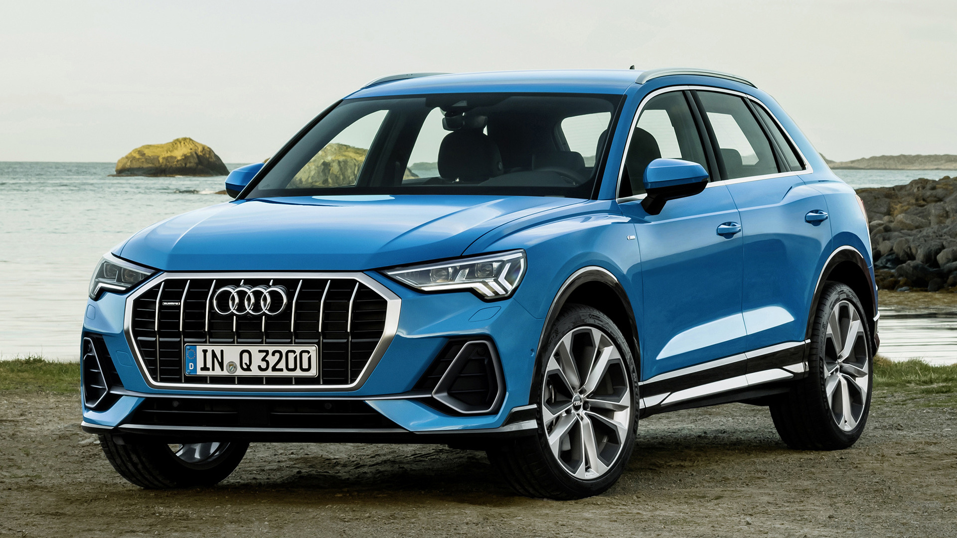 синий audi suv, припаркованный на пляже