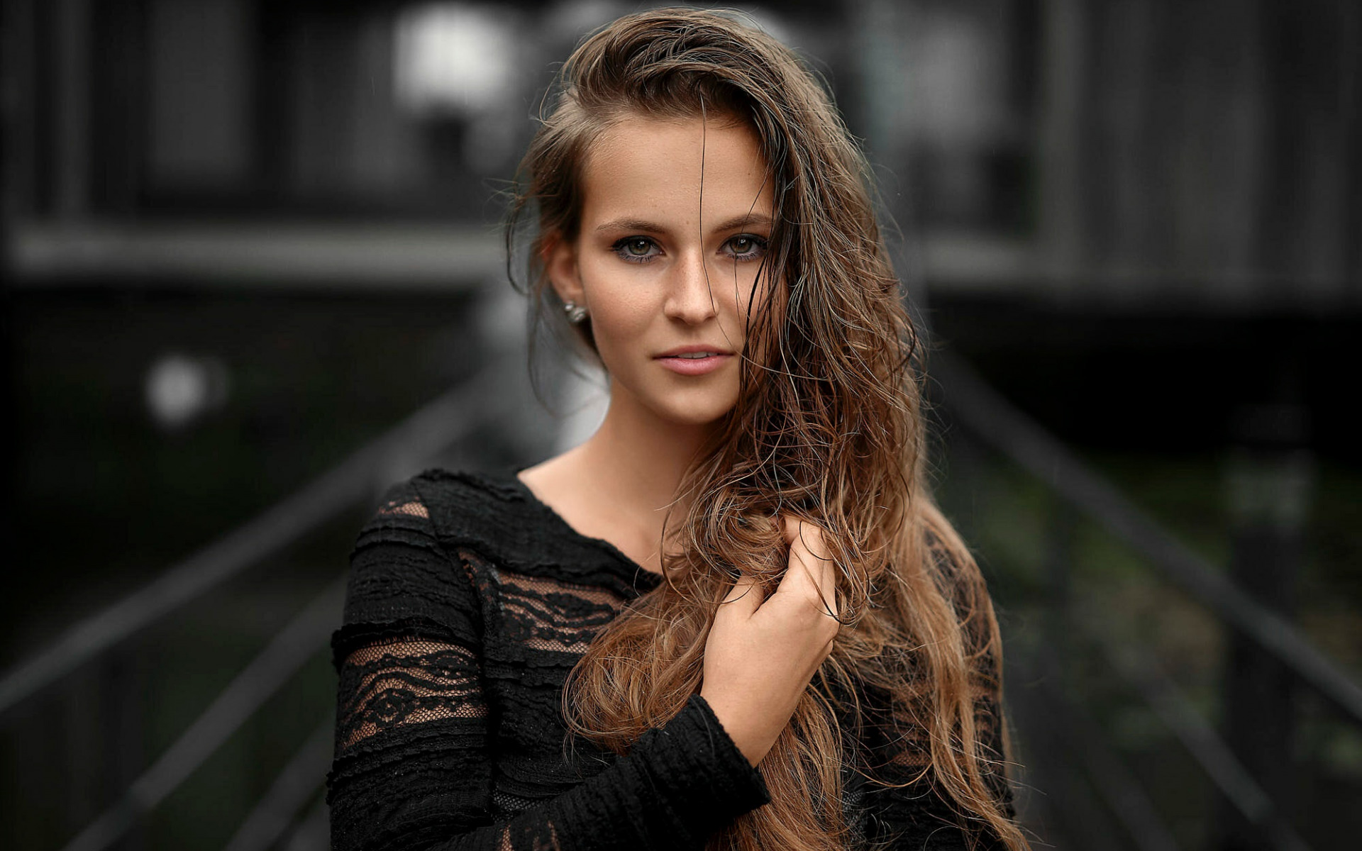 женщина с длинными волосами позирует для фото