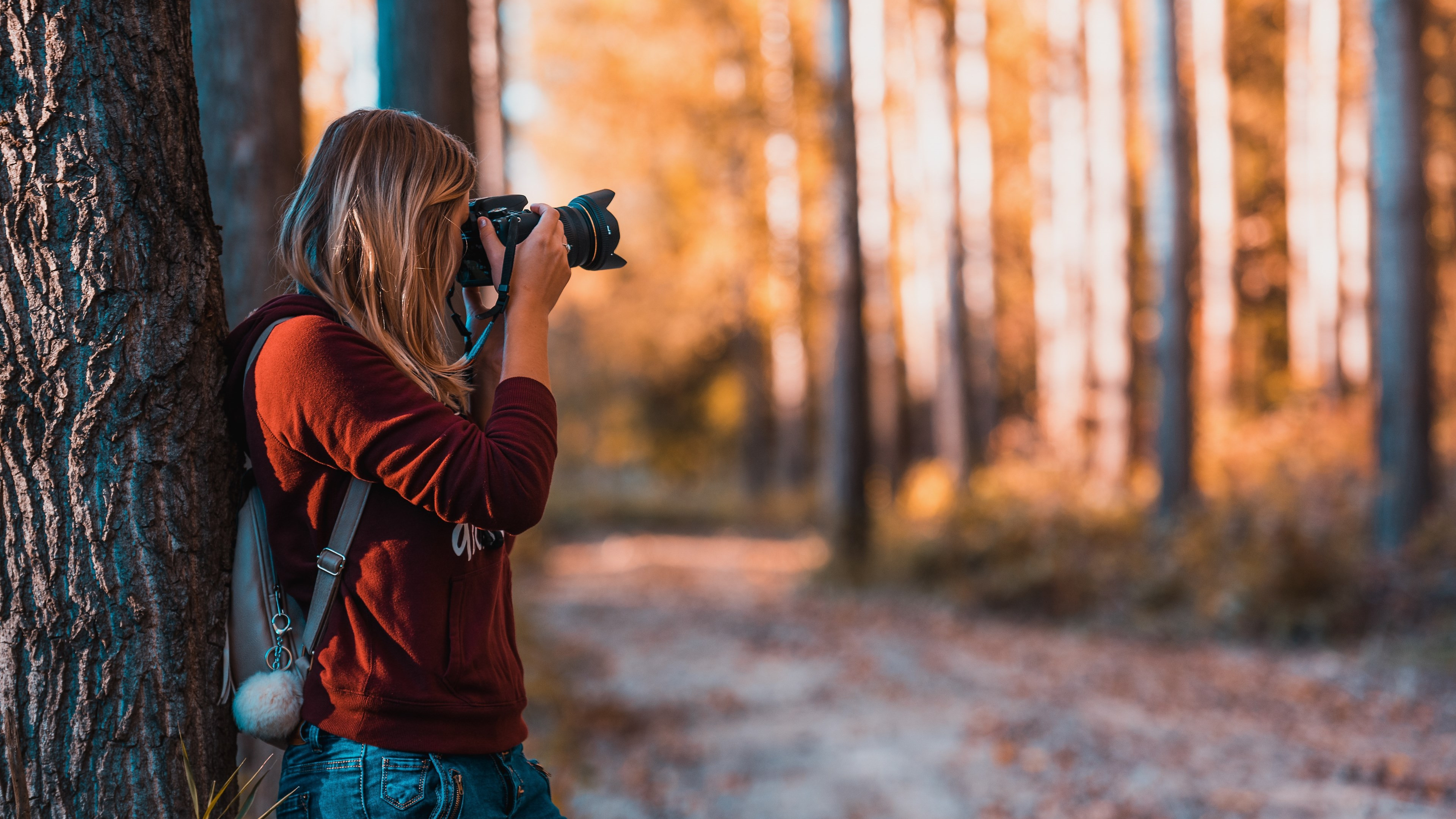 Подруга фотографирует. Девушка с фотоаппаратом. Fotography.