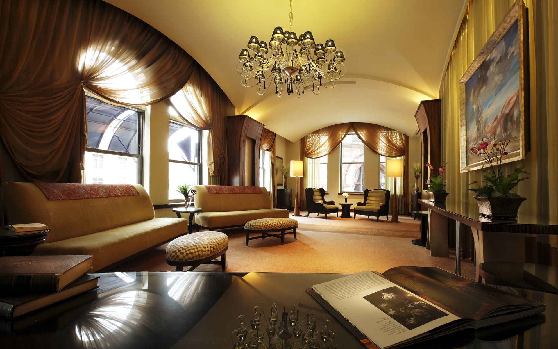 есть гостиная с люстрой и диваном