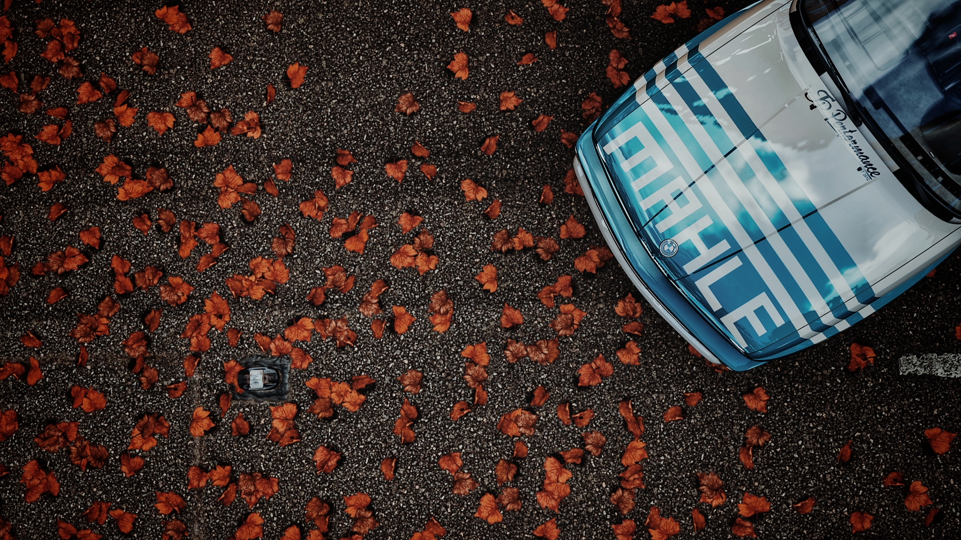 на улице припаркован небольшой автомобиль