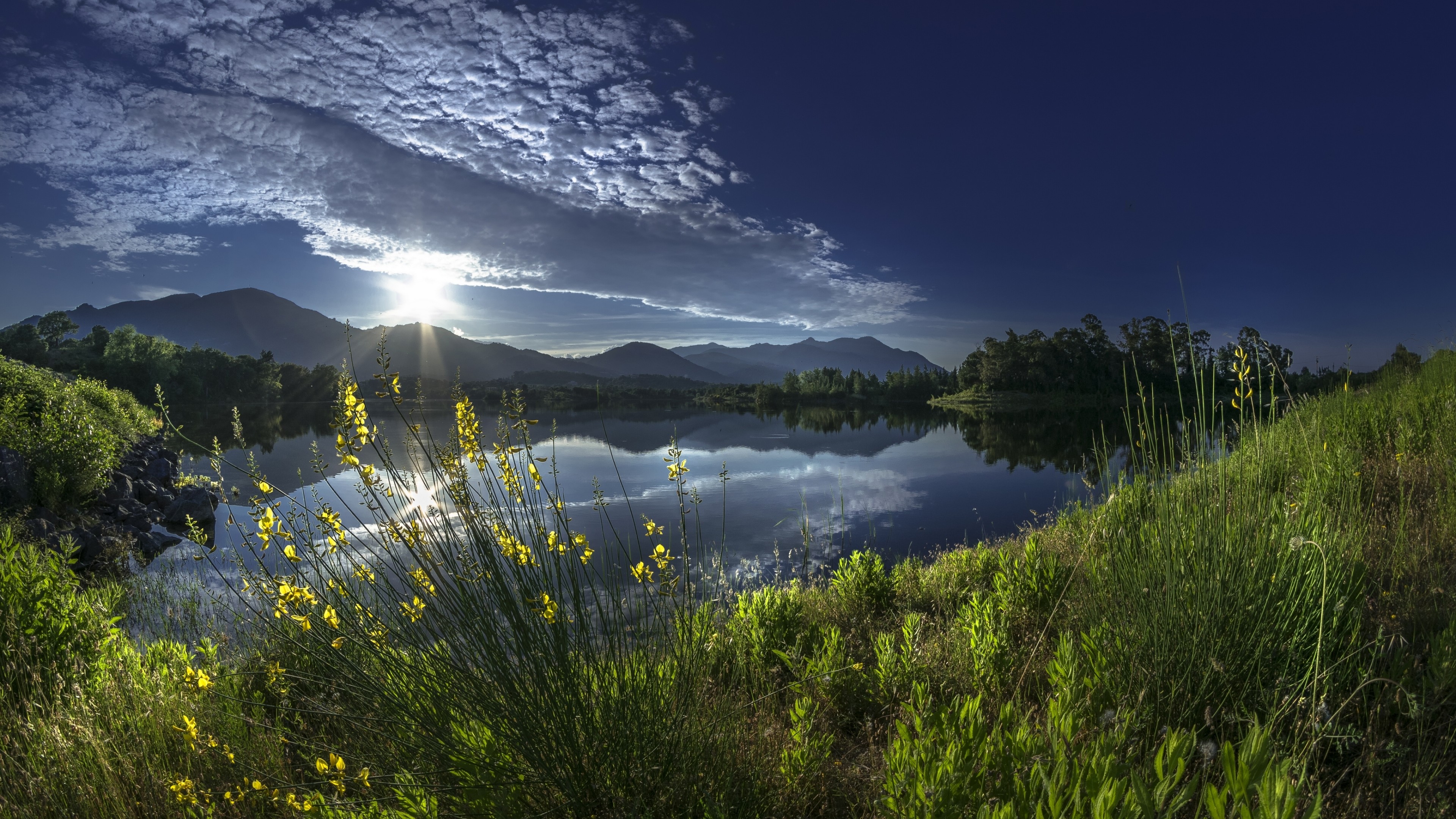 Два пейзажа. Солнце в озере. Горы озеро рассвет. Лес озеро солнце. Лето река солнце.
