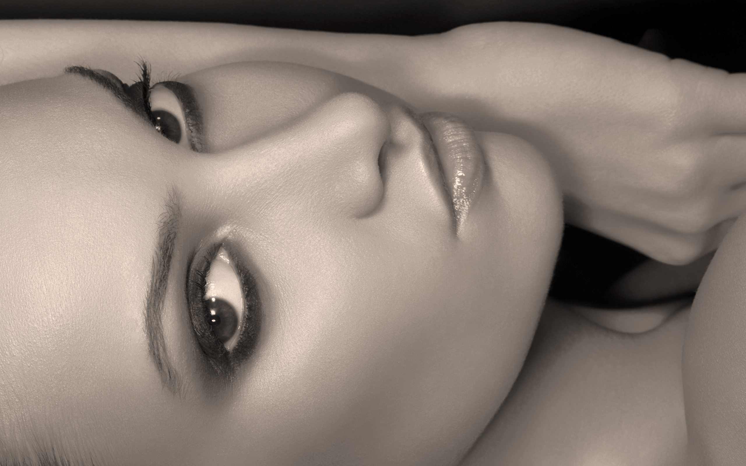 женщина лежит с закрытыми глазами