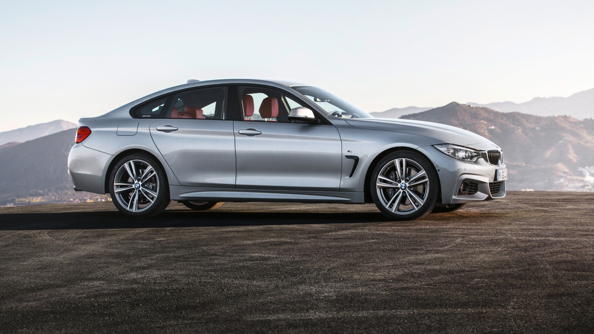 серебряный автомобиль bmw, припаркованный на дороге