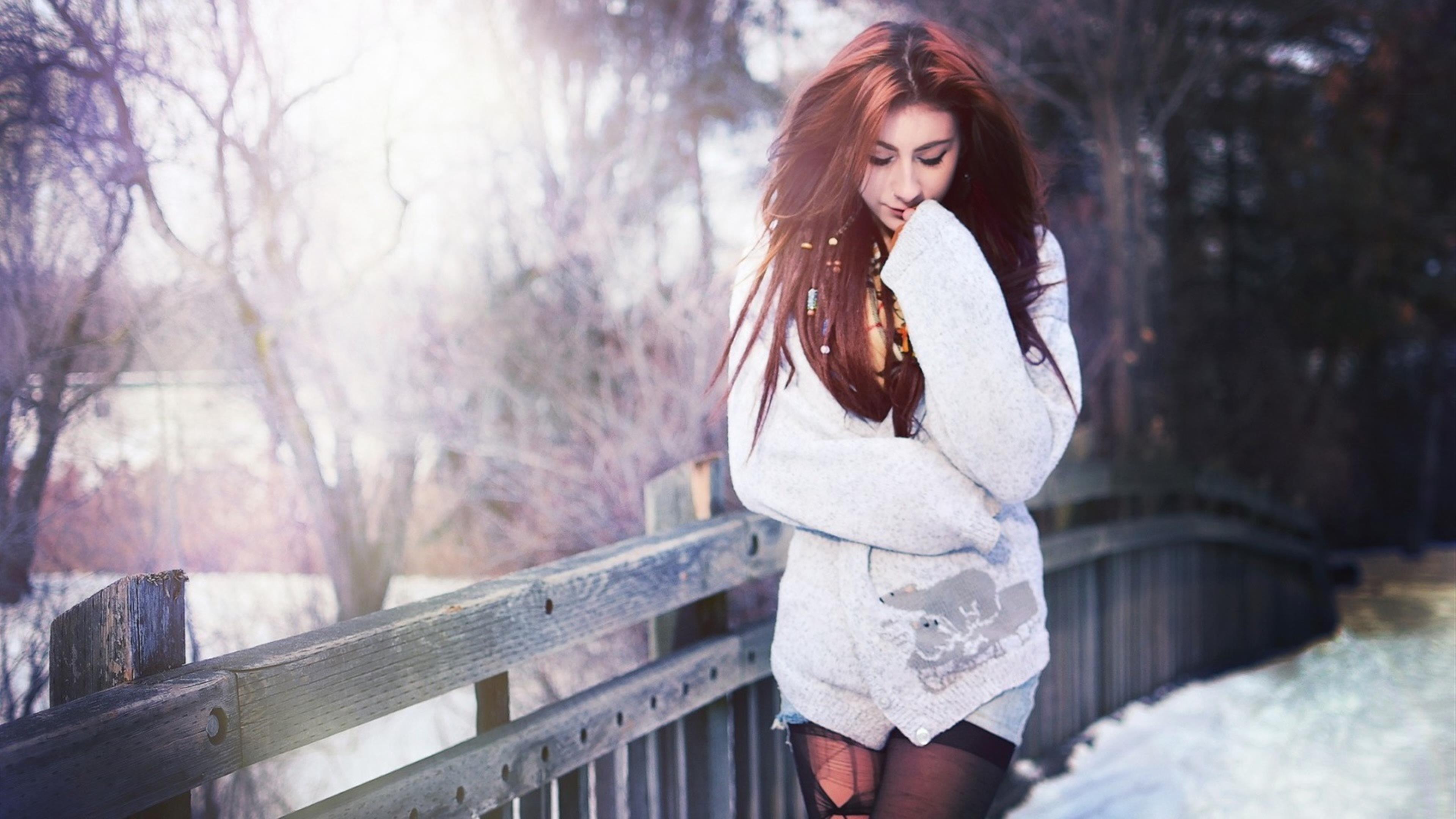 Запах ее темных волос nasty babe white. Девушка зима картинки. Девушка на мосту зима. Девушка зимой на мосту. Девушка с темными волосами зимой.