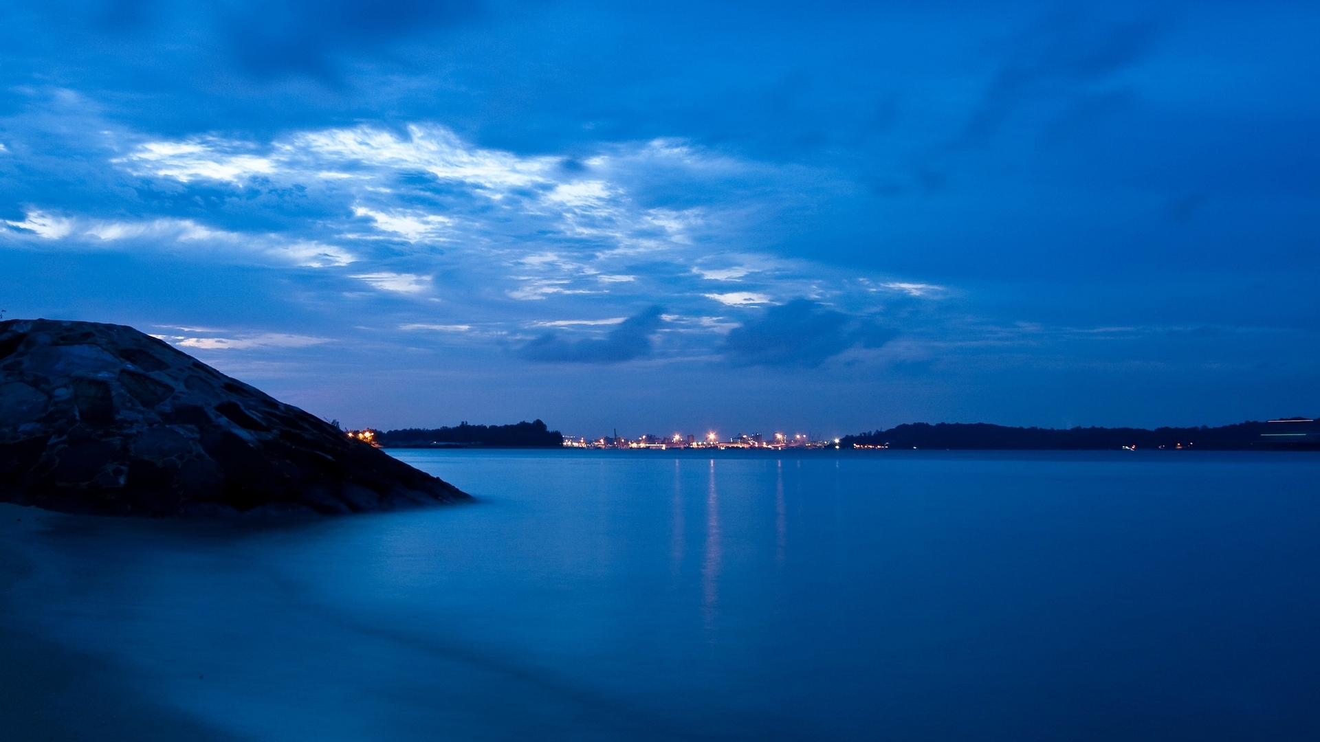 море, небо, огни
