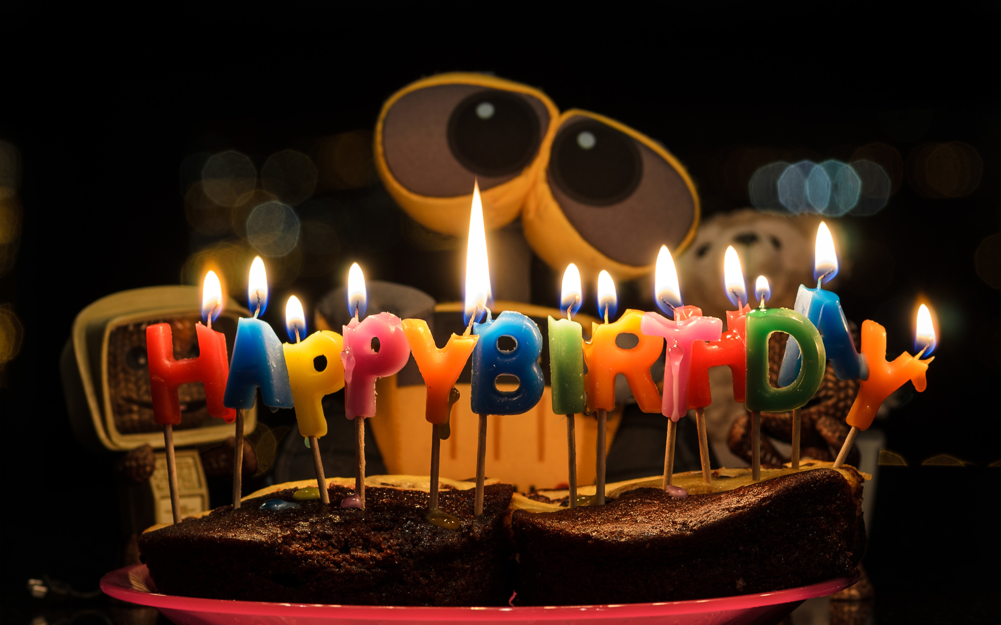 Счастливого дня рождения 3. С днем рождения. С днём рождения весёлые. Торт со свечками. С днем рождения картинки оригинальные.