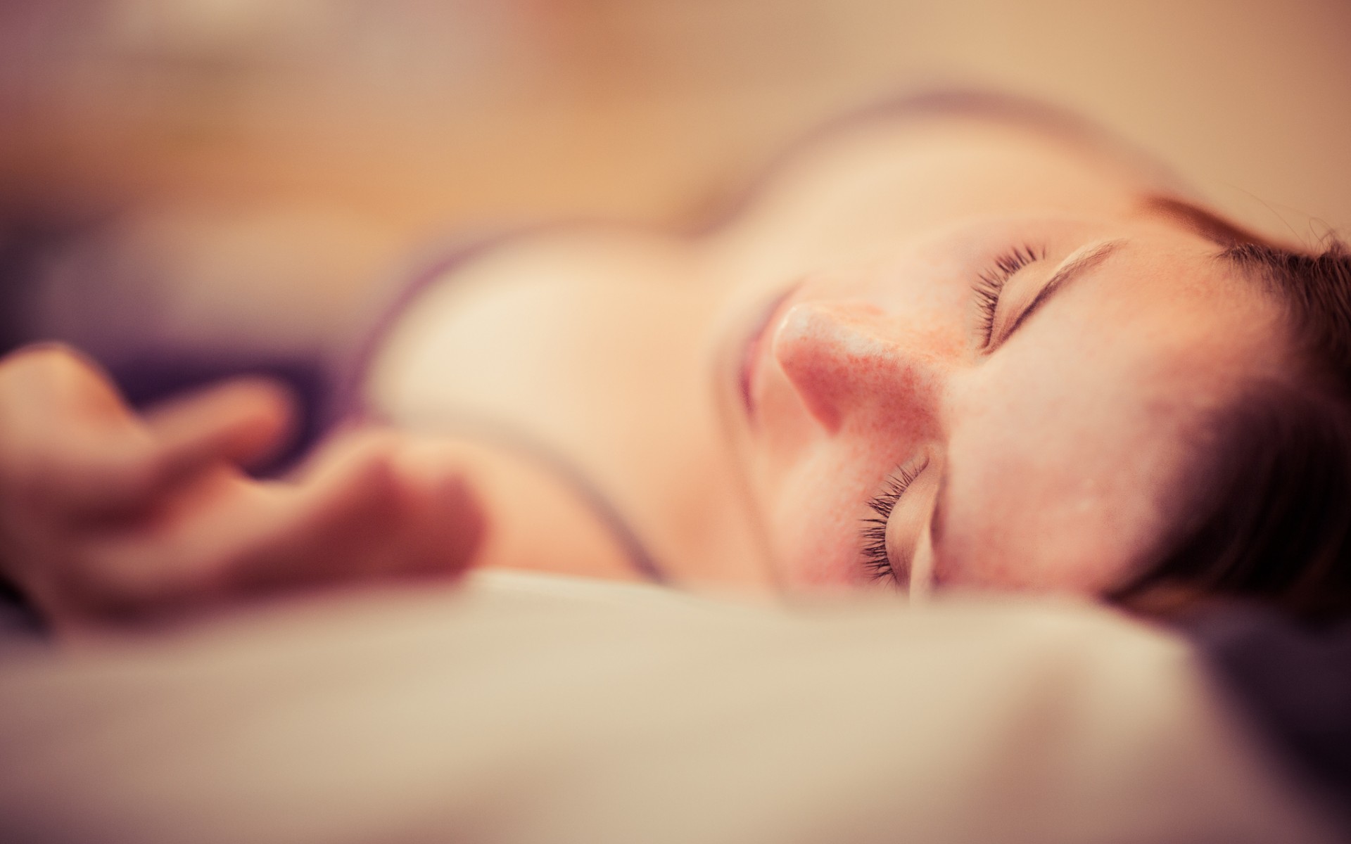 женщина лежит в постели с закрытыми глазами