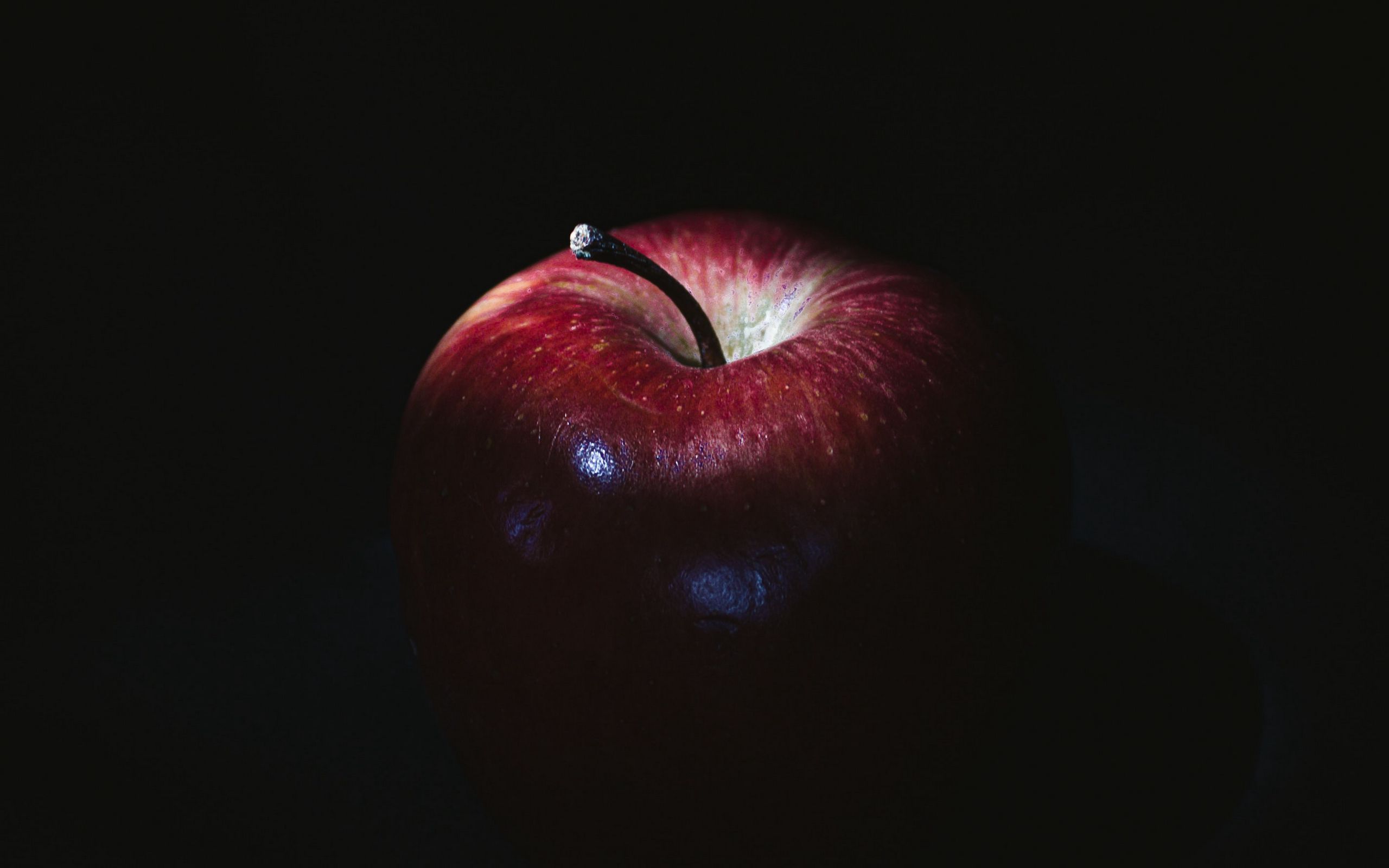 Темно бордовые яблоки