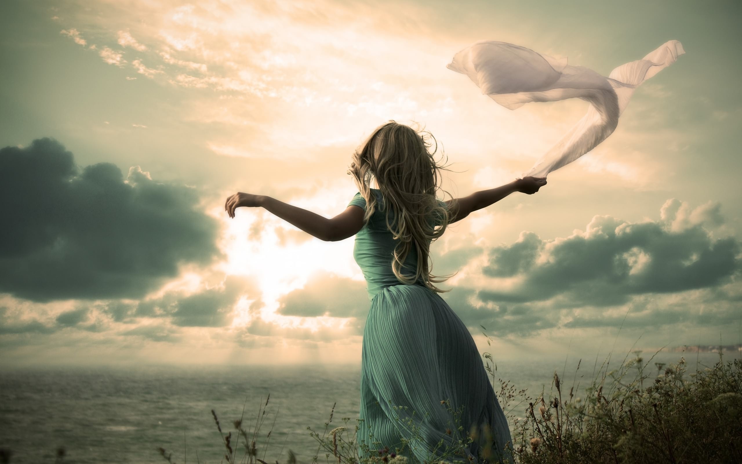 Счастье в прощении. Девушка тянется к небу. Женщина с распростертыми руками. Женщина на ветру. Девушка Свобода.