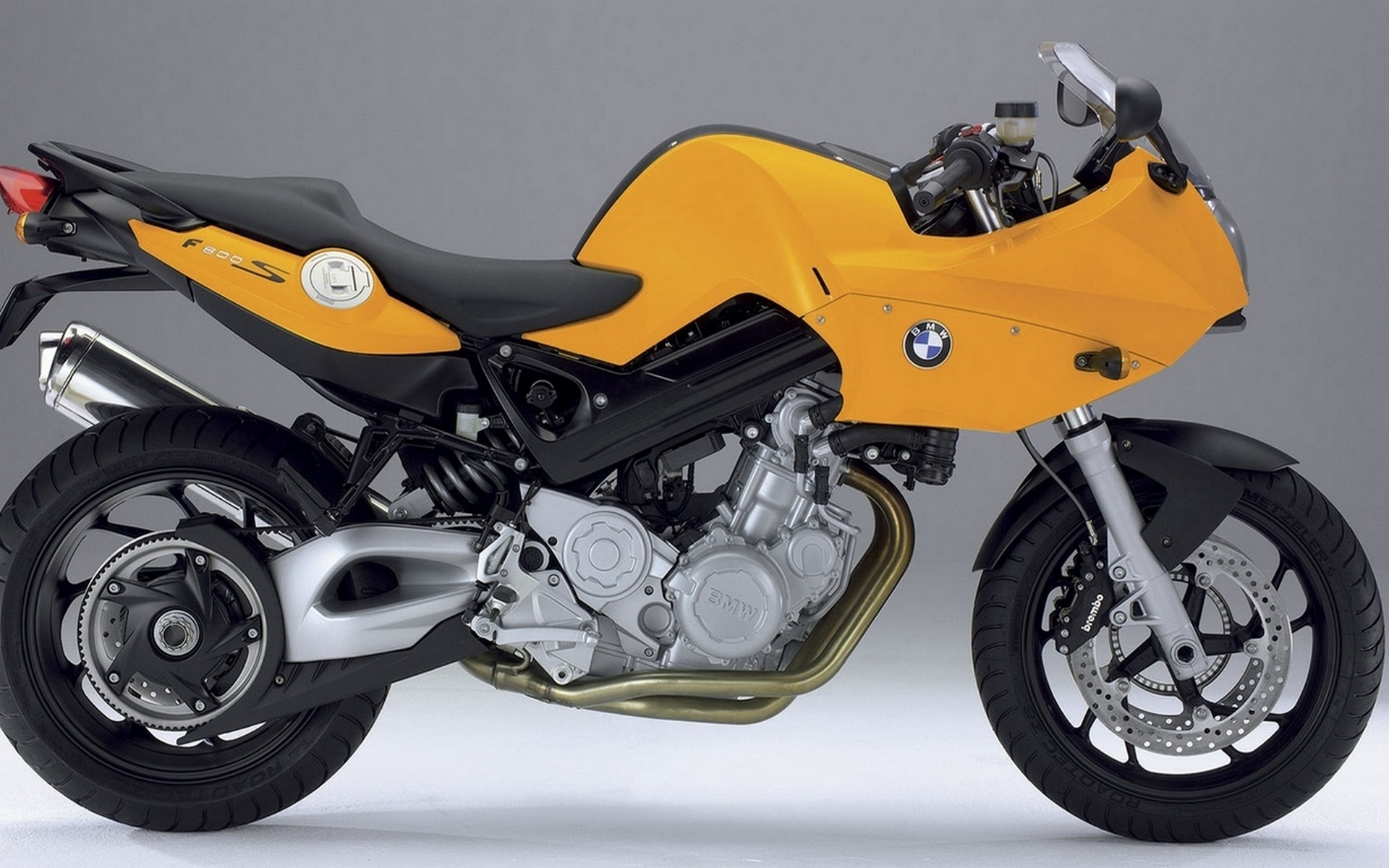 Ч мотоцикл. Мотоцикл БМВ f800s. BMW 800s. F800s. Мотоцикл БМВ желтый.