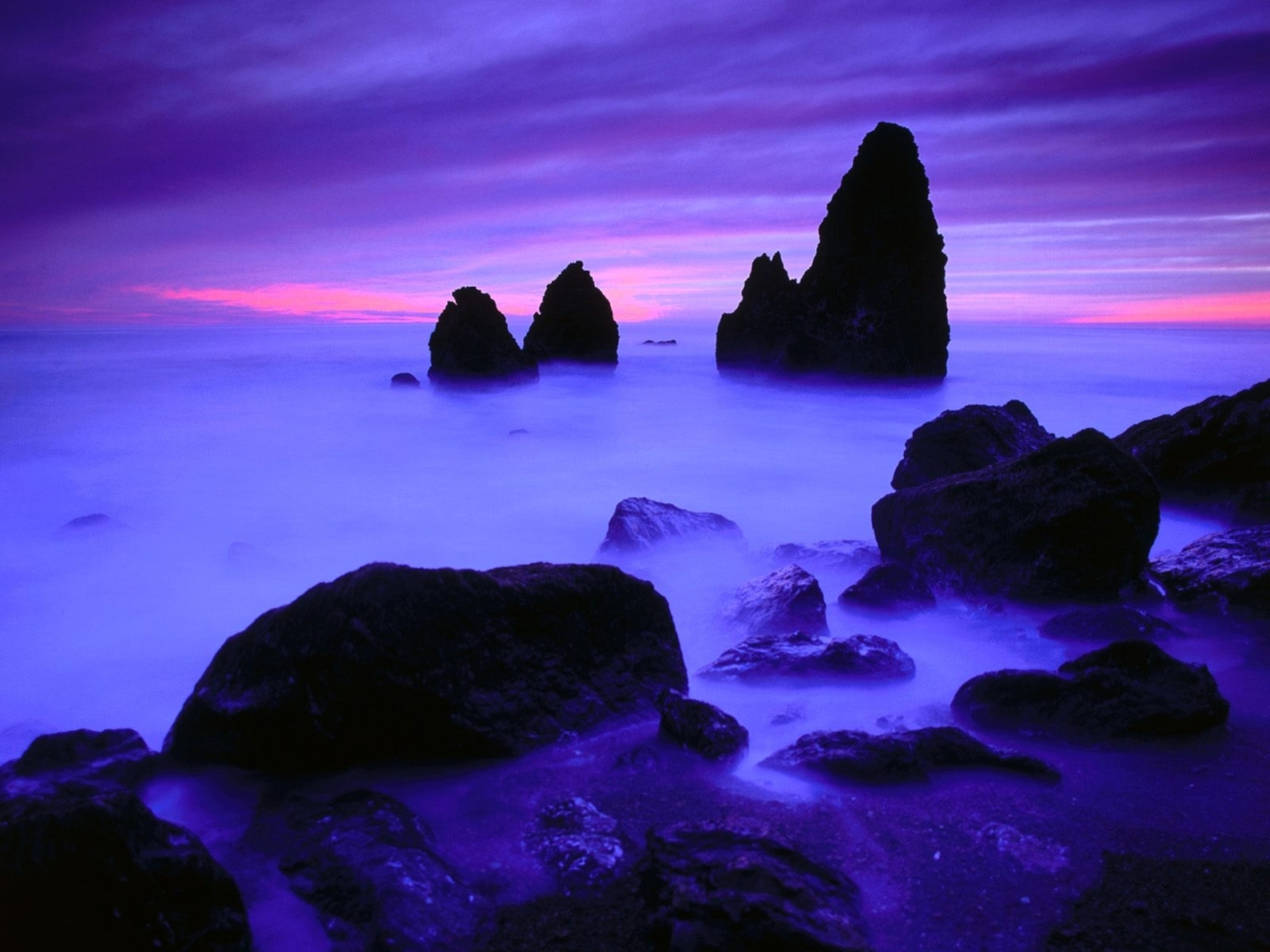 Неоновый закат. Голубой закат. Фиолетовые скалы. Фиолетовый закат. Закат синий с фиолетовым.