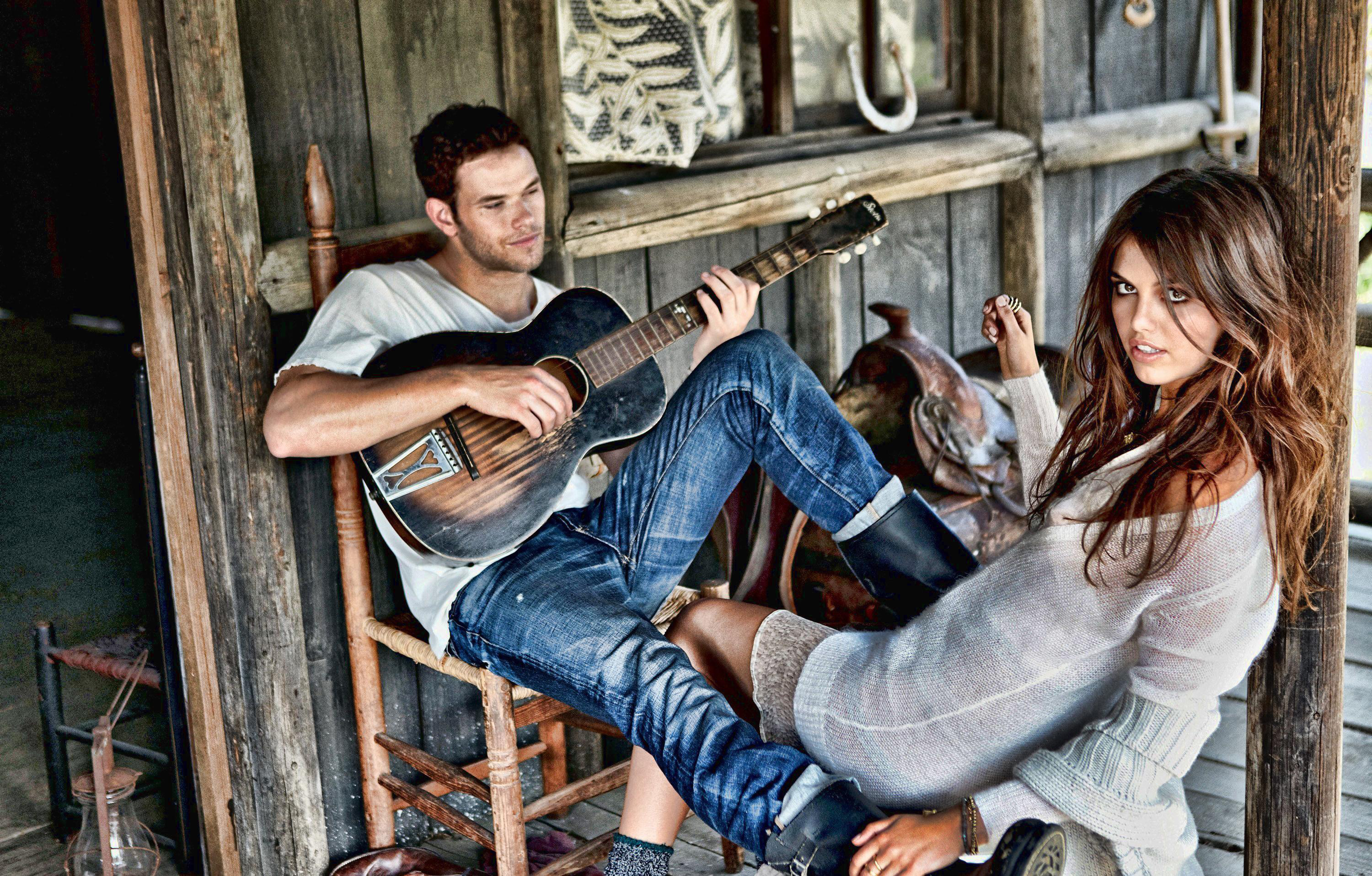 парень, девушка , гитара