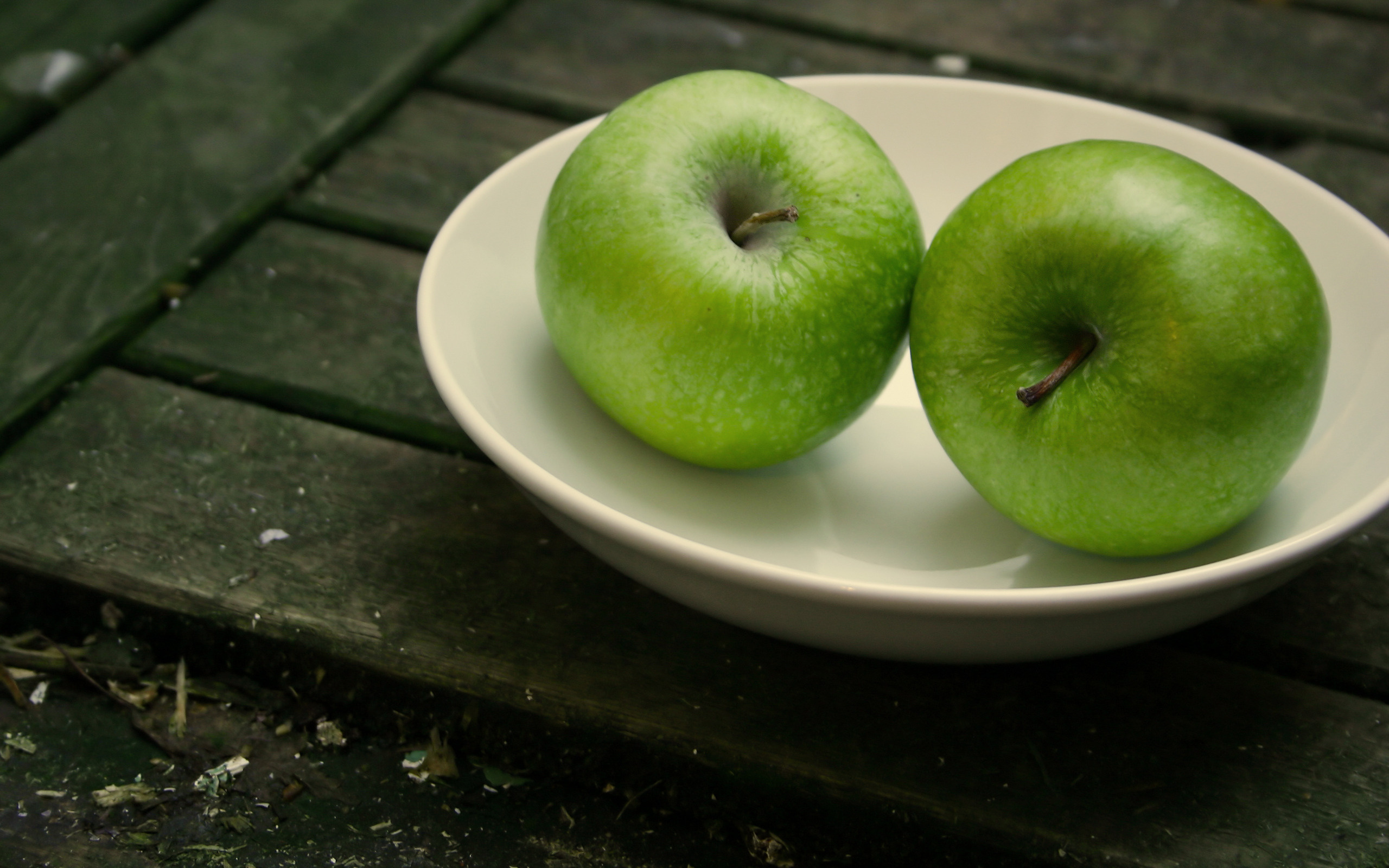 Я хочу зеленое яблоко прямо. Яблоки зеленые. Яблоко на тарелке. Яблоко на столе. Яблоко лежит на столе.