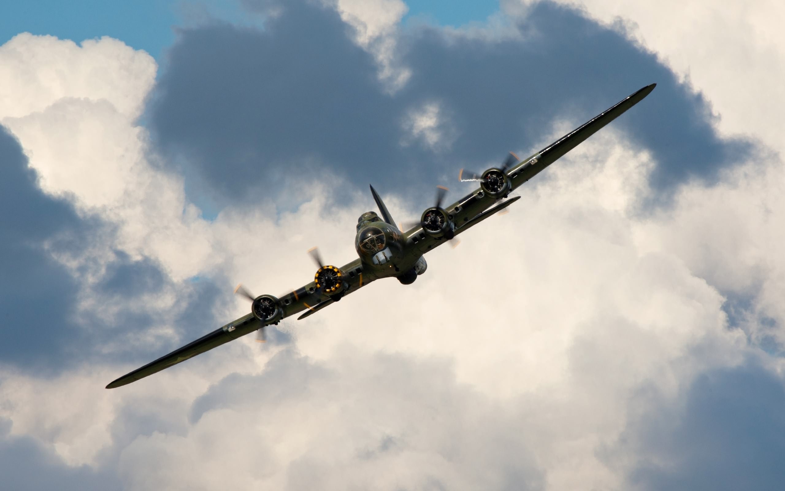 в небе летит маленький самолет с облаками