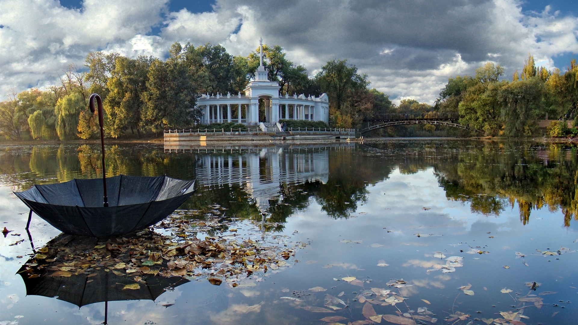 скрюченный, рогатый, осень