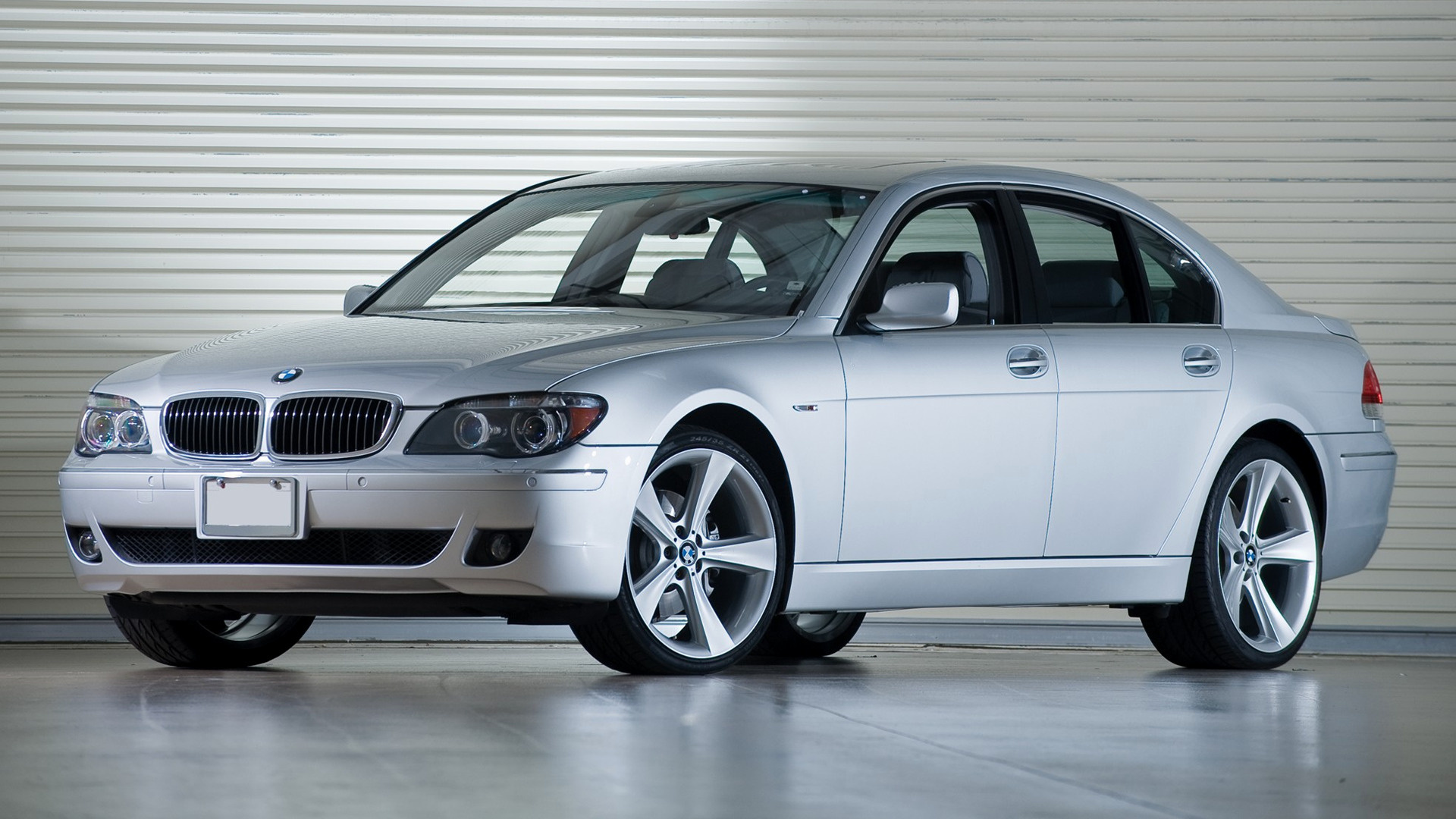 серебряная женщина припаркована в гараже с белой стеной