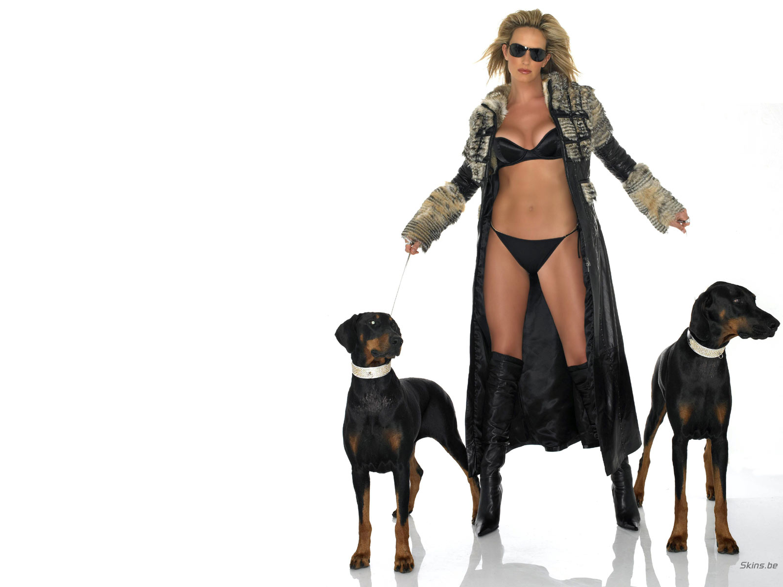 женщина в черном наряде и две собаки