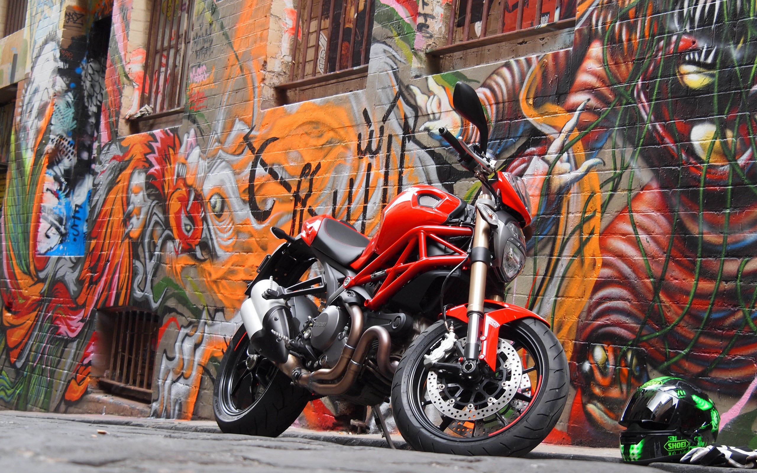 мотоцикл у кирпичной стены без смс