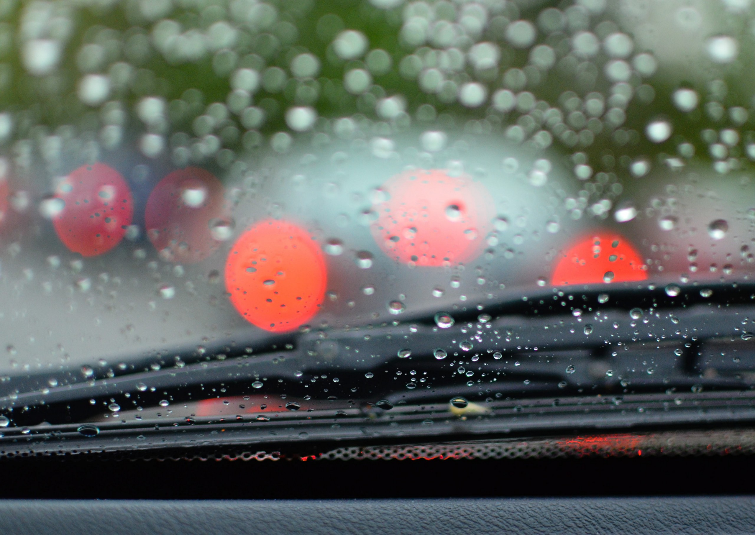 Автомобиль под каплями дождя без смс