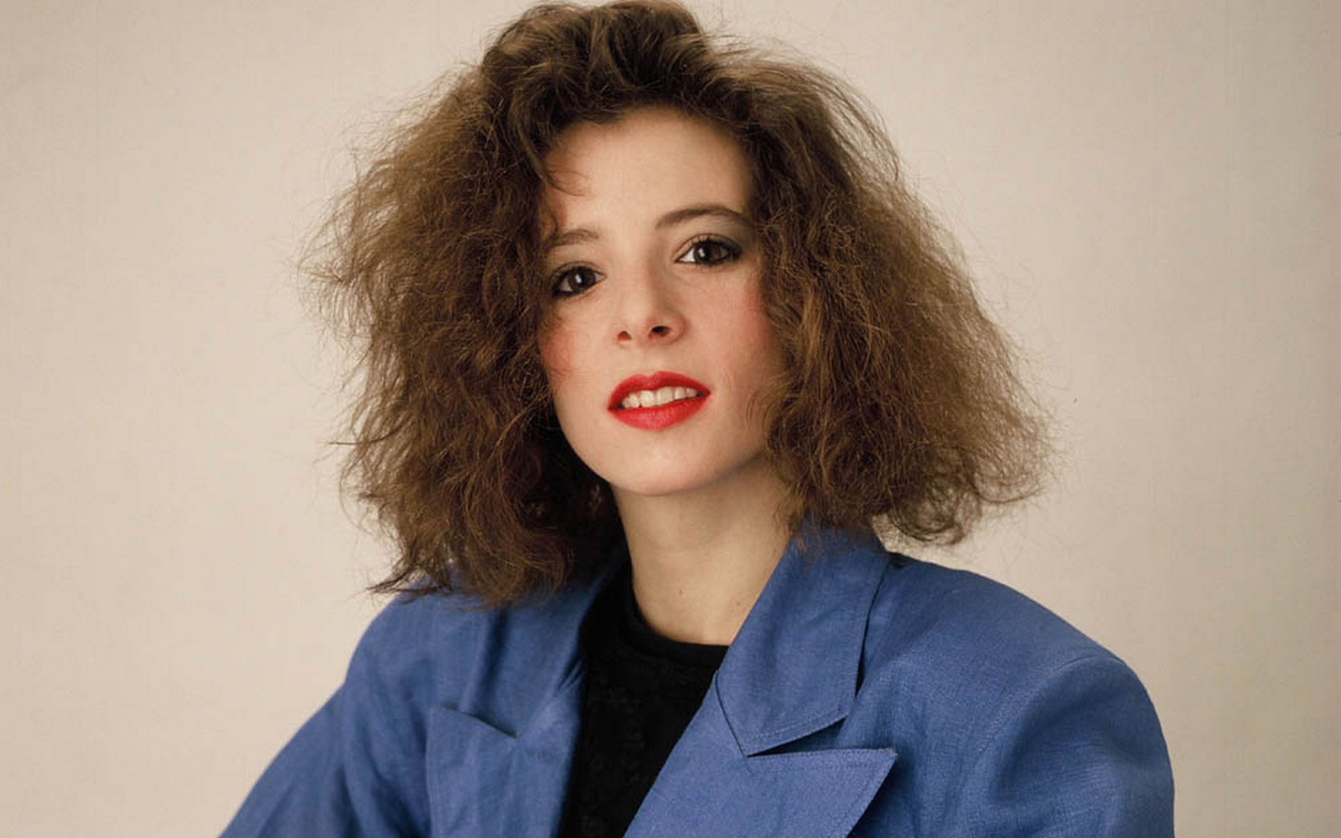 есть женщина с синей курткой и красной помадой