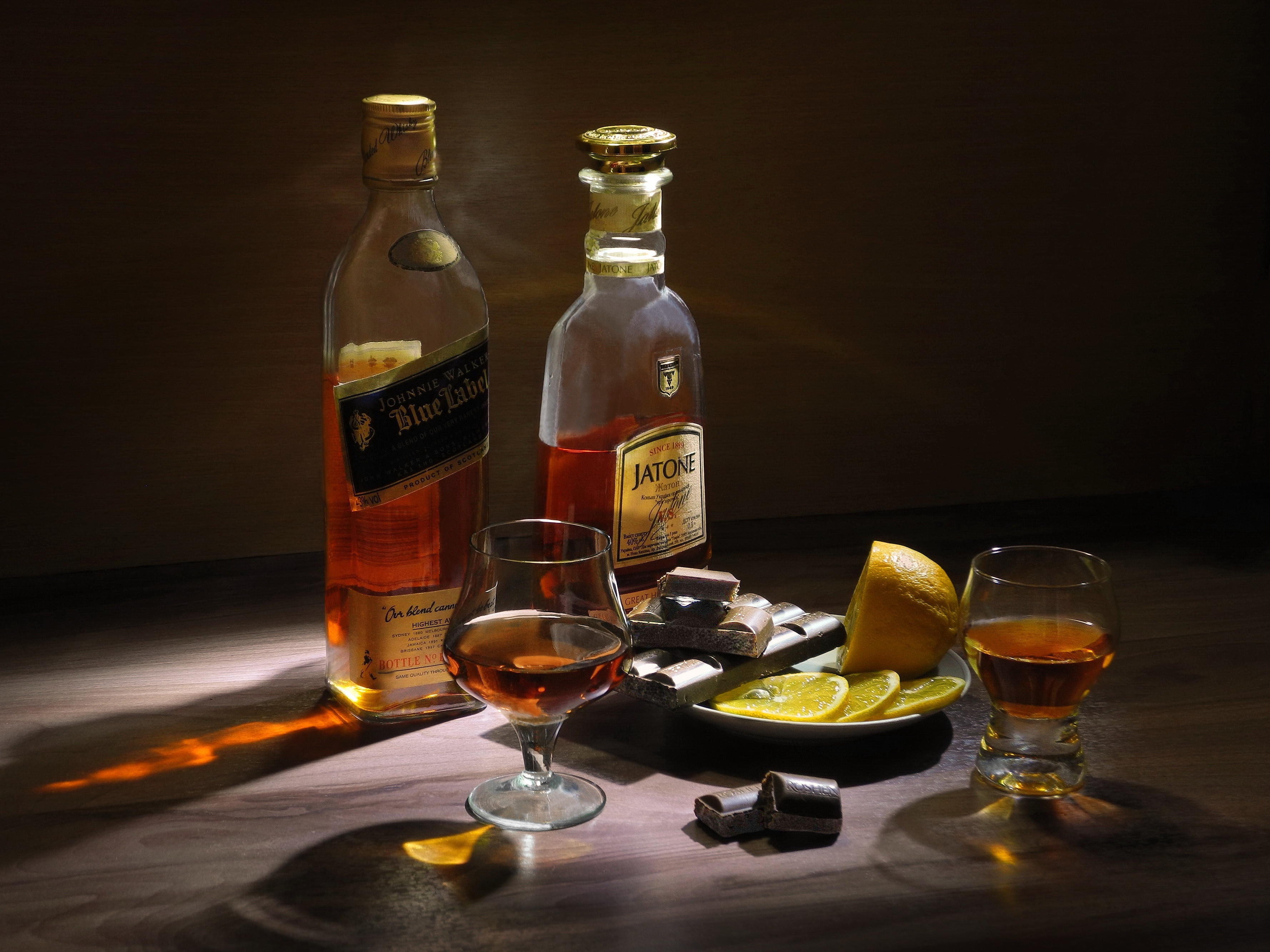 Накрытый стол с алкоголем