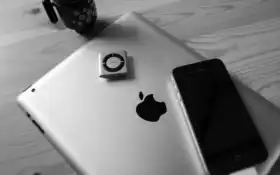 есть небольшой ипод, сидящий поверх ноутбука