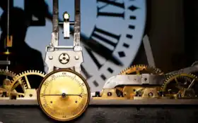 есть часы, которые сидят на столе с часами на заднем плане