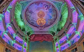 арафированный потолок с часами и картиной на нем