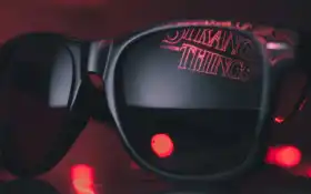 солнцезащитные очки со словами сияющие вещи на них зажигаются