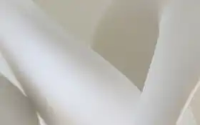 есть крупный план белой ткани с черным кольцом