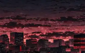 ночной городской горизонт с красным небом и облаками на заднем плане