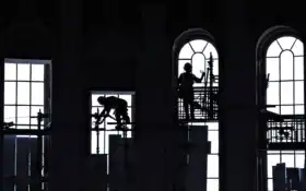 арафированный вид человека на лесах в здании