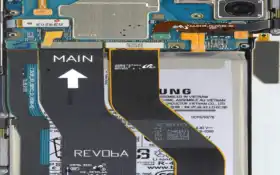 закрытие мобильного телефона с подключенной к нему батареей