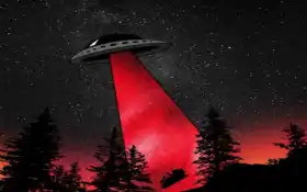 красный свет, сияющий на черном фоне с летающей тарелкой
