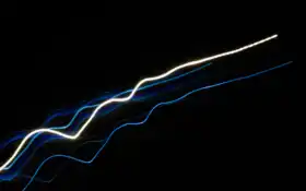 женское изображение длинной экспозиции сине-белого света