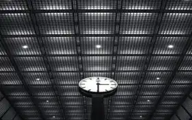 есть часы, которые находятся на столбе в здании
