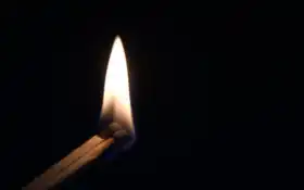 закрытие спички с зажженной спичкой на ней