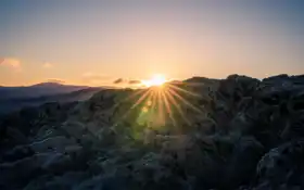 арафированный вид на гору с заходом солнца на заднем плане