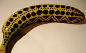 есть банан с черно-белым дизайном на нем