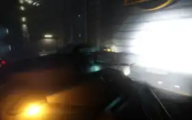 есть автомобиль, который едет в темной комнате