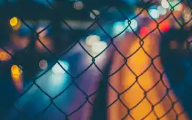 женский вид на городскую улицу через ограду