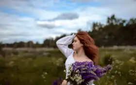 белое, растянутое