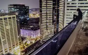 на крыше, ночью, посидеть