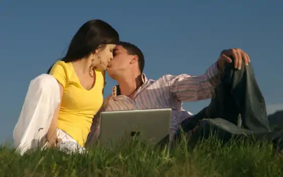 парень, девушка, ноутбук, трава, поцелуй
