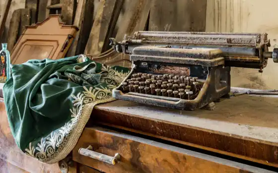 печатная машинка, в помещении, антикварная