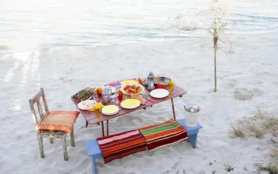 море, пляж, пикник, лавка, стол, стул, еда, тарелки, бокалы, дерево, полотенца, фонарь