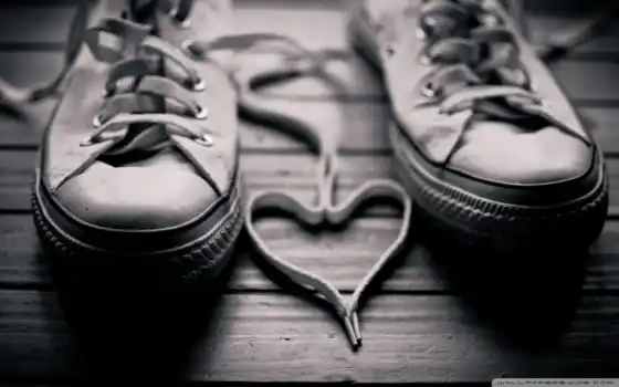 любовь, сердце, шнурки, кеды, черно-белый, древесина